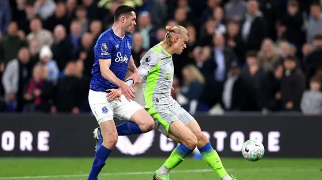 Erling Haaland célèbre un but de Manchester City contre Everton