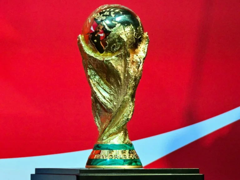 Trophée de la Coupe du monde 2026 pendant la tournée officielle