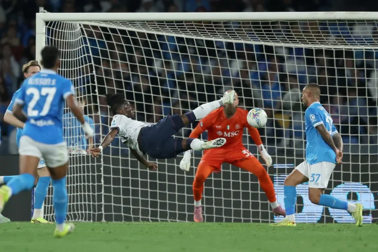Napoli craque contre Bologne et relance totalement la course au top 4 en Serie A