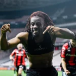 Nice renverse Saint-Étienne et reste en Ligue 1, Wahi en héros du barrage