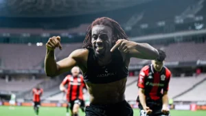 Nice renverse Saint-Étienne et reste en Ligue 1, Wahi en héros du barrage