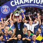 Luis Enrique soulève le trophée de la Ligue des champions remporté par le PSG