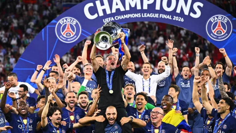Luis Enrique soulève le trophée de la Ligue des champions remporté par le PSG