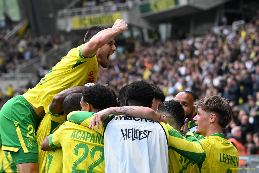 Les joueurs du FC Nantes célèbrent leur victoire 3-0 contre l’OM à la Beaujoire
