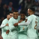 Michael Olise célèbre son troisième but avec Kylian Mbappé lors de France-Irlande du Nord, le 8 juin 2026