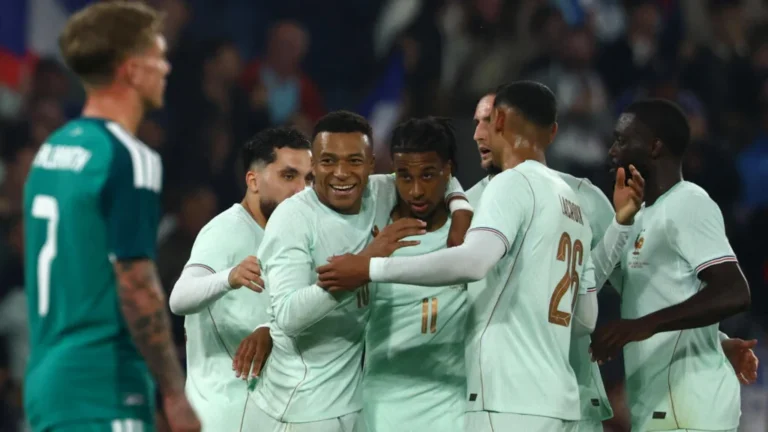 Michael Olise célèbre son troisième but avec Kylian Mbappé lors de France-Irlande du Nord, le 8 juin 2026