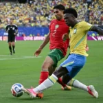 Achraf Hakimi (Maroc) face à Vinicius Junior (Brésil) au MetLife Stadium lors de Brésil-Maroc, le 13 juin 2026 (AFP).