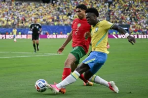 Achraf Hakimi (Maroc) face à Vinicius Junior (Brésil) au MetLife Stadium lors de Brésil-Maroc, le 13 juin 2026 (AFP).