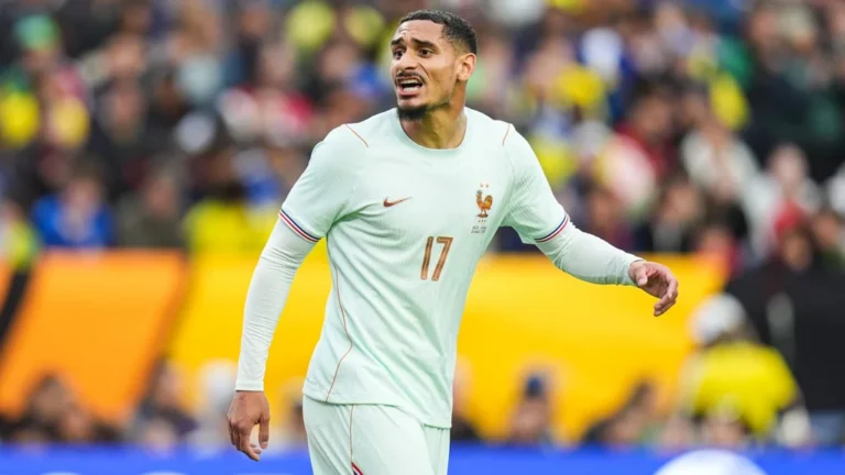 Maxence Lacroix avec l'équipe de France contre le Brésil, le 26 mars 2026