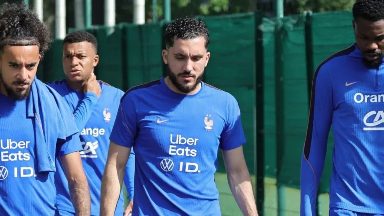 Rayan Cherki avec l’équipe de France à Clairefontaine