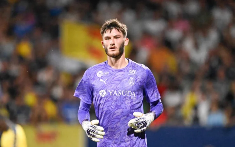 Ewen Jaouen, le gardien du Stade de Reims transféré à Newcastle pour 28,5 millions d'euros, record de la Ligue 2