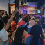 Supporters haïtiens réunis au bar le Six Strong, à quelques dizaines de mètres du Gillette Stadium de Foxborough, pour suivre le match Écosse-Haïti (0-1) le 13 juin 2026