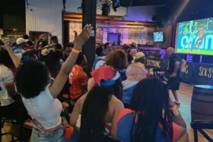 Supporters haïtiens réunis au bar le Six Strong, à quelques dizaines de mètres du Gillette Stadium de Foxborough, pour suivre le match Écosse-Haïti (0-1) le 13 juin 2026