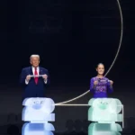 Gianni Infantino, président de la Fifa, lors du tirage officiel du Mondial 2026 à Washington (5 décembre 2025), aux côtés de Donald Trump, Claudia Sheinbaum et Mark Carney. Photo : U.S. Department of State (domaine public).