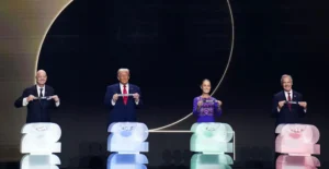 Gianni Infantino, président de la Fifa, lors du tirage officiel du Mondial 2026 à Washington (5 décembre 2025), aux côtés de Donald Trump, Claudia Sheinbaum et Mark Carney. Photo : U.S. Department of State (domaine public).