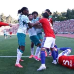Rafael Leão et Ivan Roman lors de Portugal-Chili