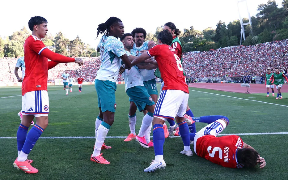 Rafael Leão et Ivan Roman lors de Portugal-Chili