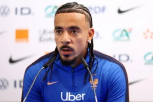 Malo Gusto en conférence de presse avec les Bleus, jeudi 18 juin 2026 (Peter Cziborra / Reuters via L'Équipe)