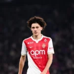 Maghnes Akliouche sous le maillot de l'AS Monaco, en instance de signature au Paris Saint-Germain