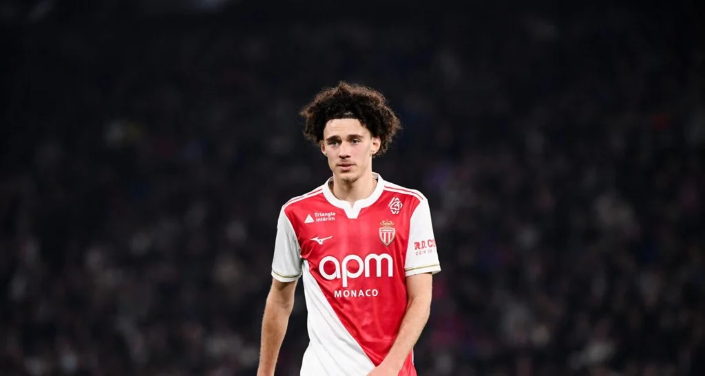 Maghnes Akliouche sous le maillot de l'AS Monaco, en instance de signature au Paris Saint-Germain