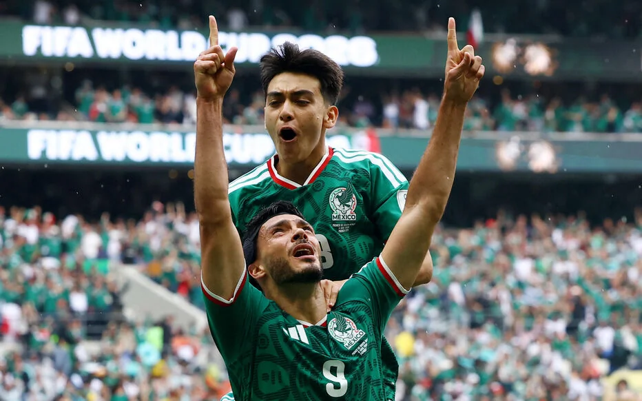 La joie de Raúl Jiménez après avoir ouvert le score pour le Mexique face à l'Afrique du Sud, lors du match d'ouverture de la Coupe du monde 2026 à l'Estadio Azteca de Mexico. Crédit : REUTERS/Pawel Kopczynski.
