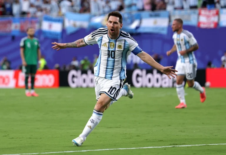 Lionel Messi célébrant sous le maillot de l'Argentine lors du match Argentine-Algérie (3-0) à la Coupe du monde 2026, le 16 juin 2026.