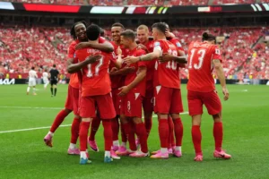 Rubén Vargas congratulé par ses coéquipiers après son ouverture du score pour la Suisse face au Canada à Vancouver, 24 juin 2026 — AP / The Canadian Press