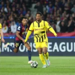 Julien Duranville sous le maillot du Borussia Dortmund face au FC Barcelone en Ligue des champions, avril 2025