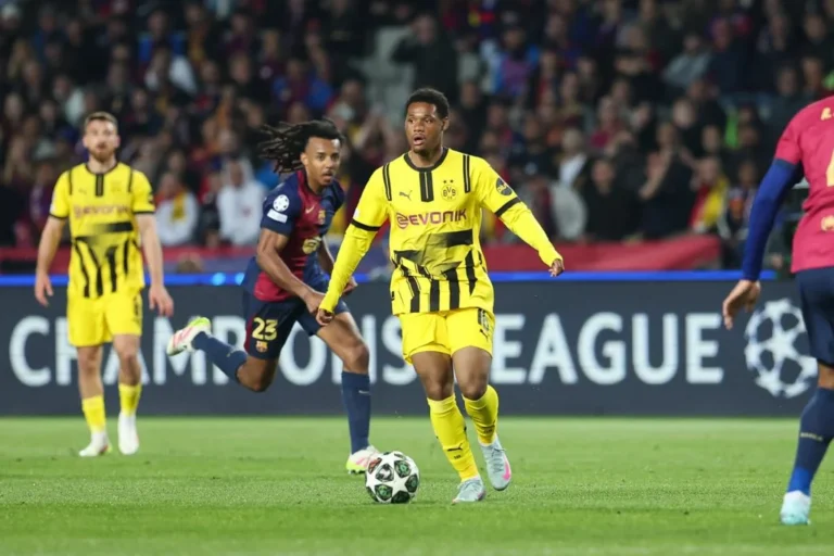 Julien Duranville sous le maillot du Borussia Dortmund face au FC Barcelone en Ligue des champions, avril 2025