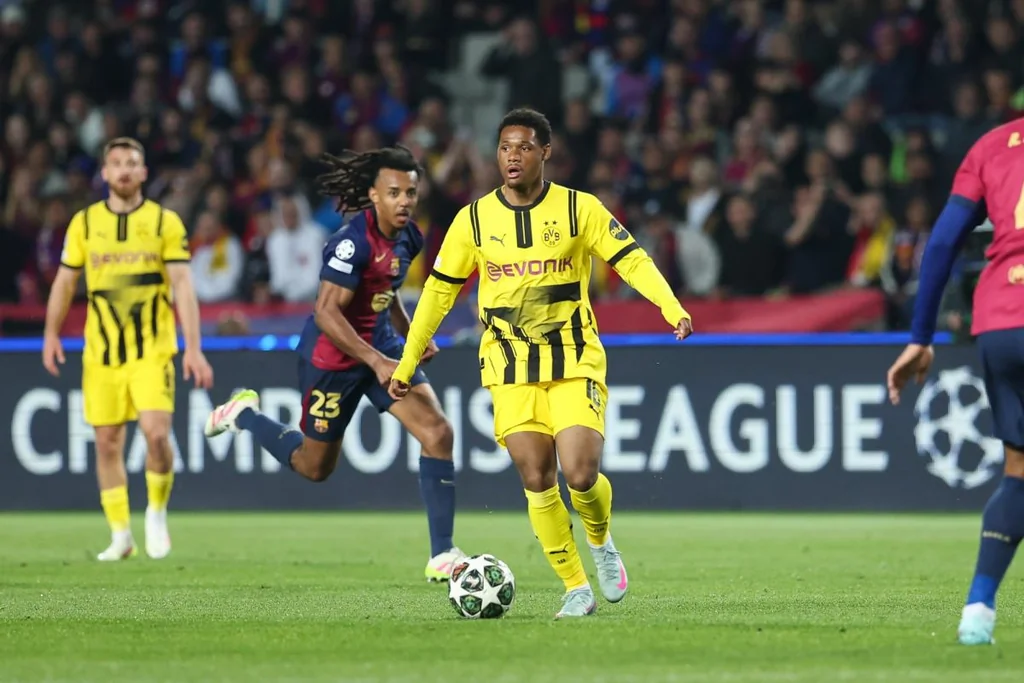 Julien Duranville sous le maillot du Borussia Dortmund face au FC Barcelone en Ligue des champions, avril 2025
