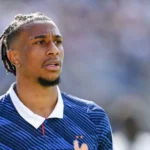 Michael Olise avec le maillot de l'équipe de France