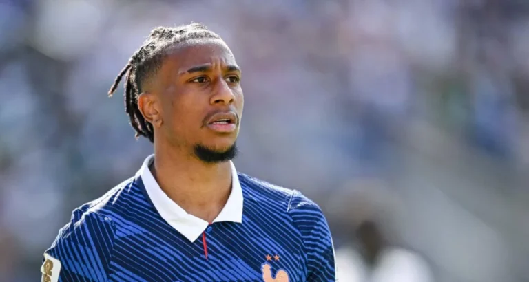 Michael Olise avec le maillot de l'équipe de France