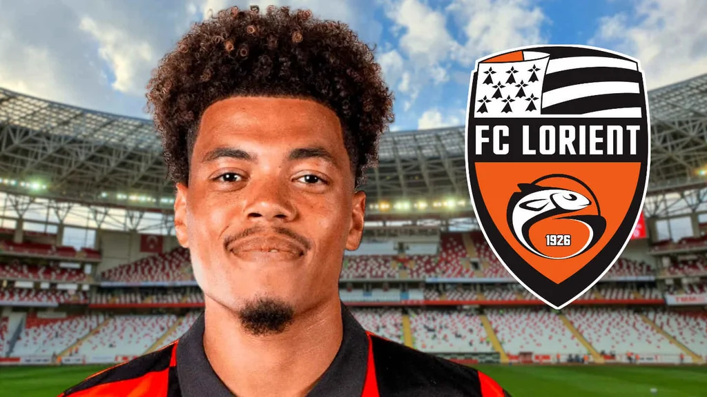 Noah Cadiou sous le maillot du FC Lorient, lors d'un match de Ligue 1 2025-2026