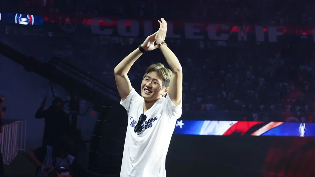 Kang-In Lee sous le maillot du PSG avant son départ vers l'Atlético de Madrid