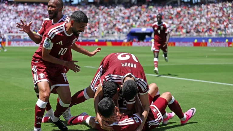 Joueurs qataris célébrant l'égalisation 1-1 dans les arrêts de jeu face à la Suisse au Levi's Stadium de Santa Clara, Mondial 2026