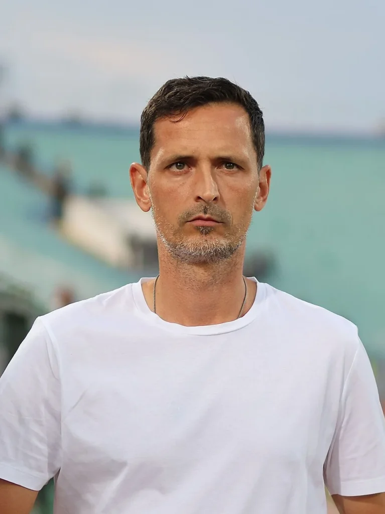 Portrait de Dino Toppmöller, futur entraîneur du RC Lens (crédit Wikimedia Commons, 2023)