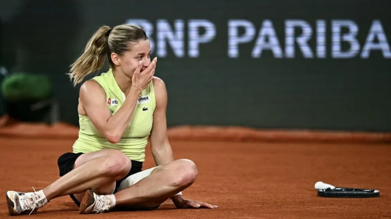 Maja Chwalinska célèbre sa qualification en finale de Roland-Garros le 4 juin 2026