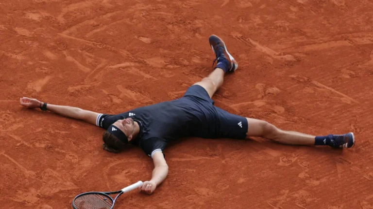 Alexander Zverev célèbre son titre à Roland-Garros 2026 après la finale contre Flavio Cobolli