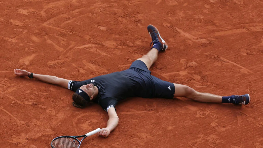 Alexander Zverev célèbre son titre à Roland-Garros 2026 après la finale contre Flavio Cobolli
