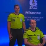 L'arbitre australien Shaun Evans effectuant le geste de la main filmé avant le match Allemagne-Curaçao, le 14 juin 2026.
