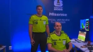 L'arbitre australien Shaun Evans effectuant le geste de la main filmé avant le match Allemagne-Curaçao, le 14 juin 2026.