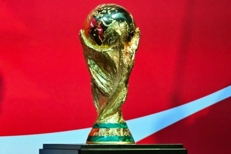 Trophée de la Coupe du monde 2026 pendant la tournée FIFA