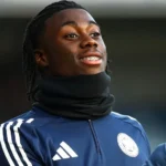 Jeremy Monga sous le maillot de Leicester lors d'un match de Championship face à QPR