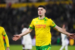 Matthis Abline sous le maillot du FC Nantes