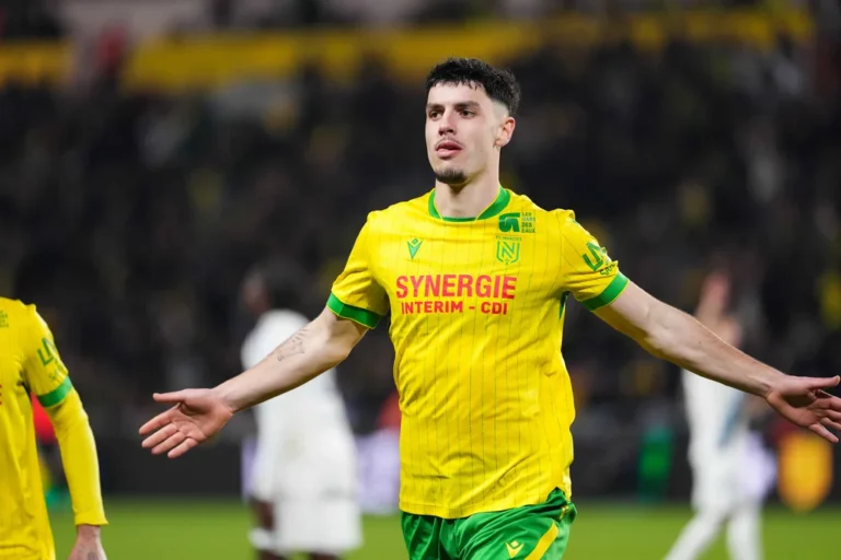 Matthis Abline sous le maillot du FC Nantes
