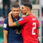 Kylian Mbappé et Achraf Hakimi lors de la demi-finale du Mondial 2022 entre les Lions de l'Atlas et l'équipe de France (Crédit : AFP)