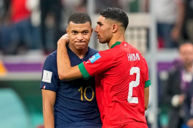 Kylian Mbappé et Achraf Hakimi lors de la demi-finale du Mondial 2022 entre les Lions de l'Atlas et l'équipe de France (Crédit : AFP)