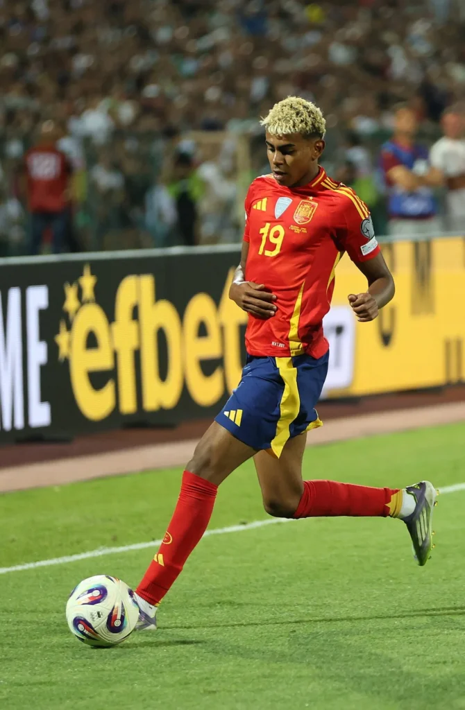 Lamine Yamal, milieu offensif de la sélection espagnole, sous le maillot de la Roja (2025)
