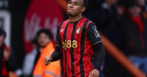 Éli Junior Kroupi sous le maillot de Bournemouth — illustration mercato PSG/Tottenham
