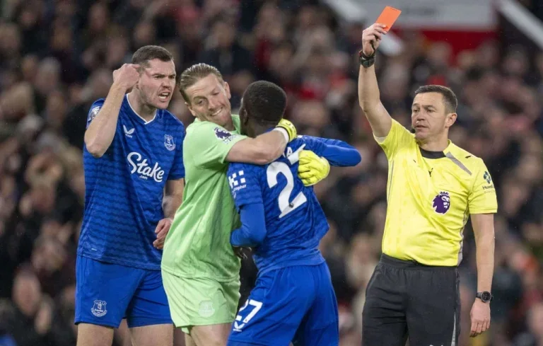 Gueye exclu pour avoir giflé un coéquipier lors d’Everton-Man United